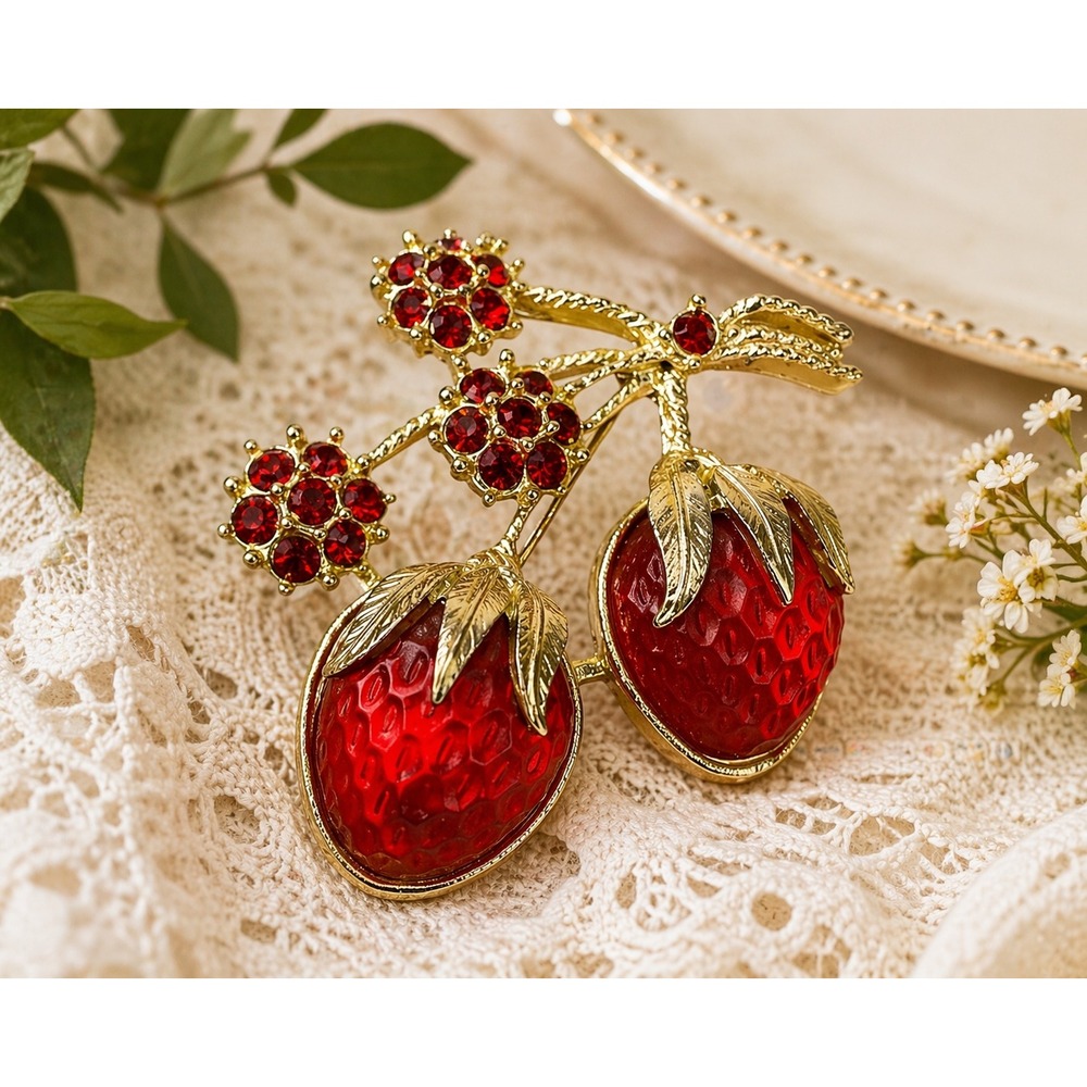 Vintage Strawberry Brooch Red Glass Gold Tone Fruit Pin Sarah‎ Coventry